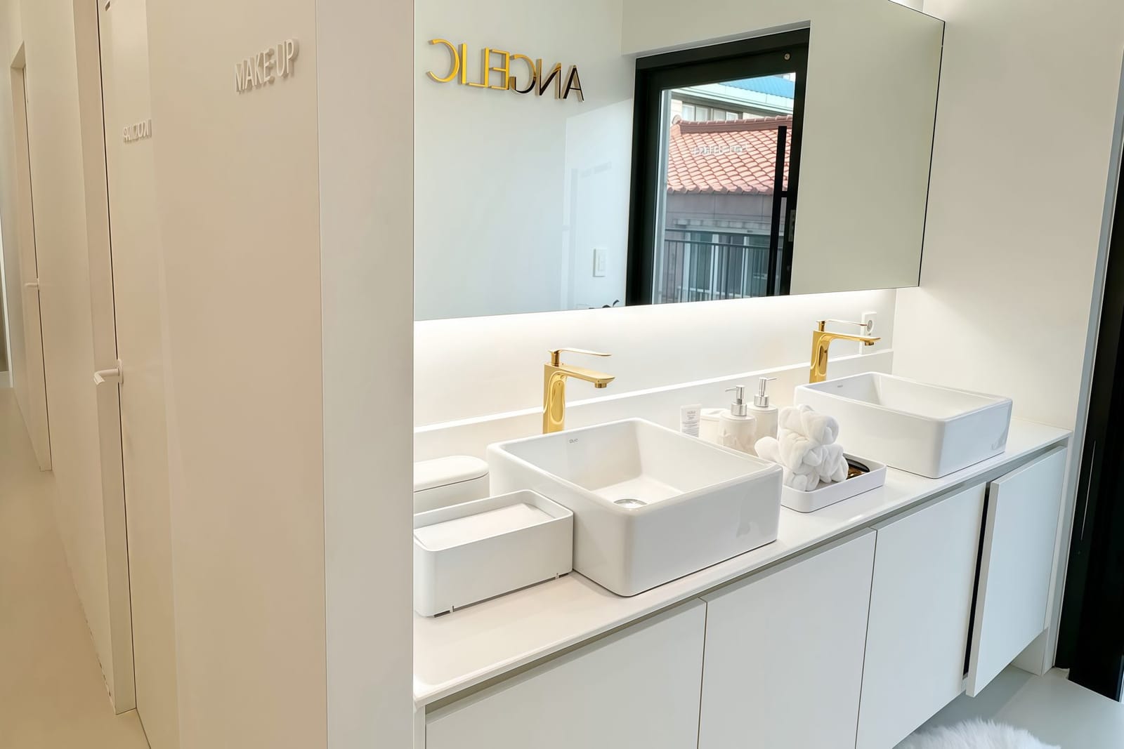 The washroom in the Sterling studio